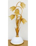 Campostrini & Trallori Lampada con tulipani giallo oro, steli e fioglia oro e base in porcellana bianca, H 58 Cm. 